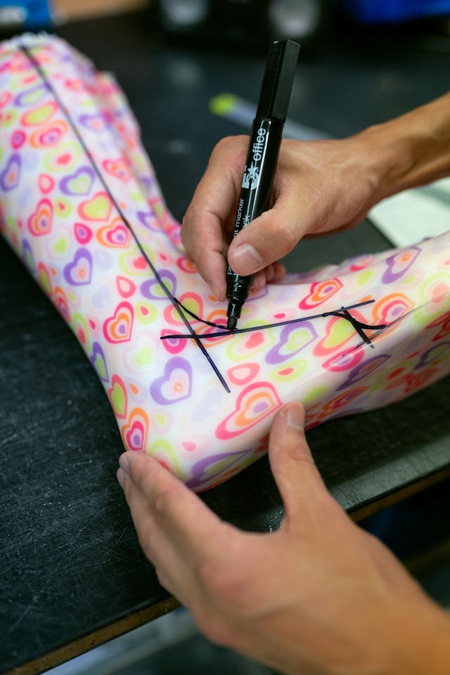 Czy orteza na opadającą stopę ogranicza ruch?