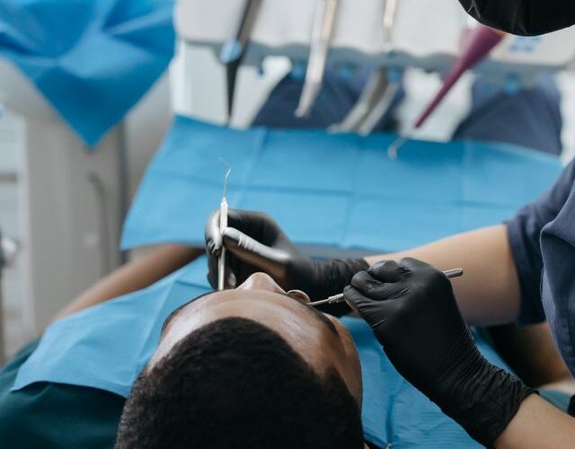 Kiedy warto rozważyć zęby w 1 dzień zamiast tradycyjnej protezy ruchomej?