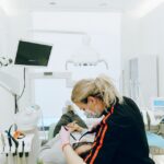 Czy zdjęcie panoramiczne zębów pokazuje próchnicę między zębami?