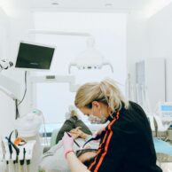Czy zdjęcie panoramiczne zębów pokazuje próchnicę między zębami?