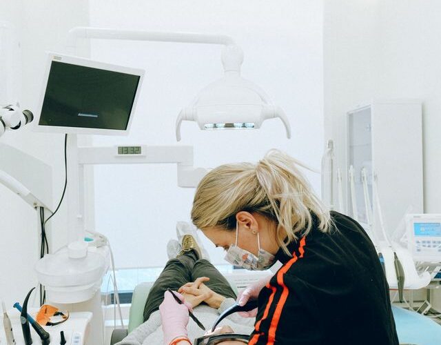 Czy zdjęcie panoramiczne zębów pokazuje próchnicę między zębami?