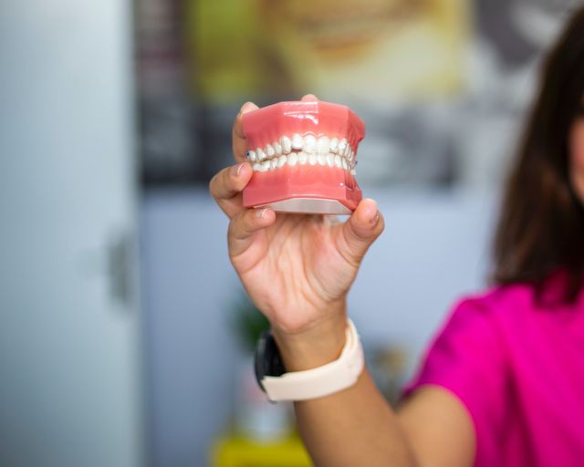 Implant zęba – co dokładnie obejmuje koszt leczenia?