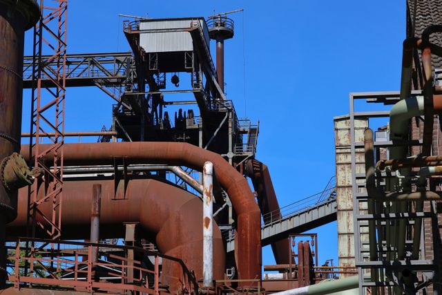 Jak dobrać materiał do instalacji przemysłowej narażonej jednocześnie na ścieranie i uderzenia?
