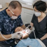 Jakie badania może zlecić periodontolog przy problemach z dziąsłami?
