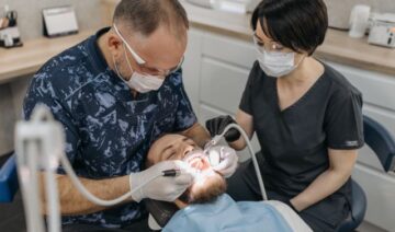 Jakie badania może zlecić periodontolog przy problemach z dziąsłami?