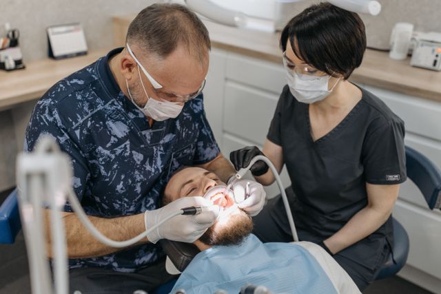 Jakie badania może zlecić periodontolog przy problemach z dziąsłami?
