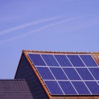 Jak kierunek i kąt nachylenia paneli wpływają na produkcję energii?