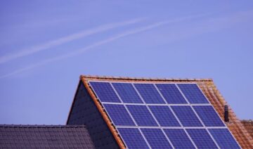 Jak kierunek i kąt nachylenia paneli wpływają na produkcję energii?
