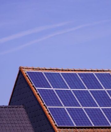 Jak kierunek i kąt nachylenia paneli wpływają na produkcję energii?
