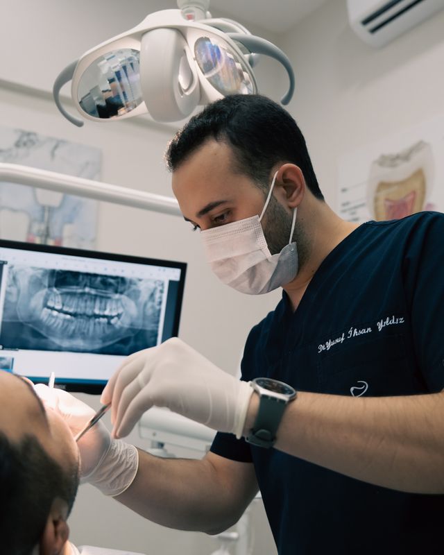 Periodontologia – czym zajmuje się ta dziedzina stomatologii?